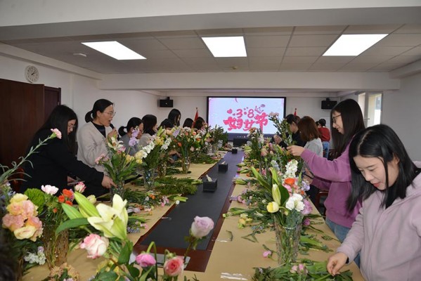 开云在线（中国）公司工会举办 “春暖花开·诗情花艺”妇女节插花活动